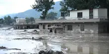 Nepal, frane e inondazioni devastano l'area di confine con il Tibet: centinaia di turisti dispersi