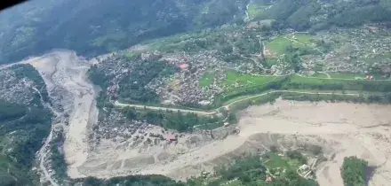 Nepal, frane e inondazioni devastano zona confine con Tibet: 95 morti. Decine di turisti dispersi