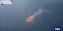 L'elicottero urta i cavi della teleferica e precipita in fiamme: le immagini esclusive