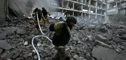 "Putin prepara un'escalation", Londra aggiorna i piani di difesa. Bombe su Kiev nella notte