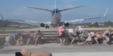 Quando guardare gli aerei che partono &egrave; pericoloso: a Skiathos si rischia la vita