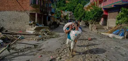 Nepal, il crollo di un ghiacciaio alla base dell'alluvione lampo: 332 morti e 1.300 dispersi