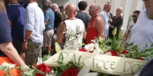 Fumogeni, applausi e lacrime per rendere omaggio a Fabrizio Valente