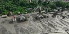 Case e strade sommerse dal fango: le immagini aeree della devastazione in Nepal