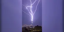 Un fulmine colpisce la torre dell&rsquo;orologio della Mecca: il cielo si illumina a giorno