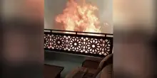 Le fiamme circondano una casa: le drammatiche immagini degli incendi in Algeria