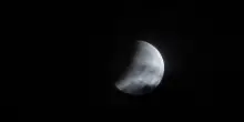 Eclissi lunare, le immagini della luna mangiata nel time-lapse visto dall'Italia