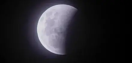 L'ombra della terra morde la Luna: lo spettacolo dell'eclissi in tutto il mondo
