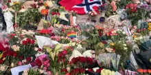 Morte di re Harald: l'omaggio dei sudditi davanti al Palazzo reale di Oslo