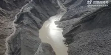 Nepal-Tibet, il lago nato dal disastro glaciale rischia di cedere: l&rsquo;allarme della Cina