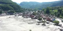 L'UNICEF invia rifornimenti nella zona alluvionata del Nepal, mentre le famiglie sfollate attendono