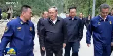 Il premier cinese Li Qiang visita il luogo del disastro in Tibet