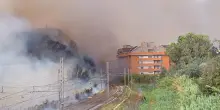 Roma, incendio in zona sud-ovest: fiamme vicine a caserma carabinieri