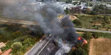 Incendio vicino alla linea ferroviaria Roma-Fiumicino: le immagini dal drone