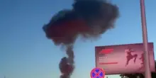 La nuvola gigante dell'esplosione: raid russo centra deposito esplosivi, 200 sfollati a Kiev