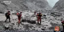 Le squadre di soccorso cinesi all'opera lungo il confine tra Cina e Nepal