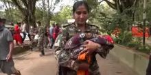 "Ho perso tutto" ripetono ai militari i sopravvissuti all'alluvione in Nepal
