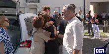 Un abbraccio avvolto nel silenzio, l'ultimo saluto a Tania Terrin
