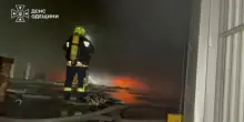 L'incendio a Odessa dopo l'attacco missilistico russo: video