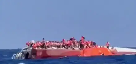 Passeggeri superstiti e in attesa di soccorso in piedi su nave capovolta al largo di Cipro del Nord
