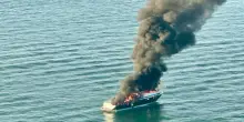 Yacht in fiamme al largo di Jesolo: portate in salvo undici persone