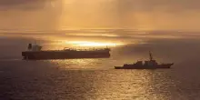 Gli USA attaccano l'Iran dopo un mese di stop, morti a Larak. Missili iraniani contro la Giordania