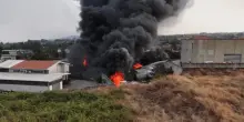 Incendio in deposito oli usati nel catanese: le immagini dal drone