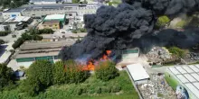 Incendio impianto stoccaggio rifiuti ad Airola, ancora focolai attivi