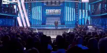 Sanremo 2027, pubblicato il Regolamento: si &egrave; aperta l'era De Martino