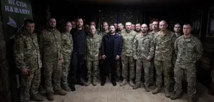Zelensky visita i soldati al fronte, Zuppi a Mosca incontra i prigionieri di guerra ucraini