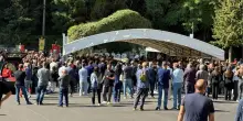 Oltre mille persone a Tottea per i funerali di Andrea Moretti, operaio morto in servizio al Colosseo
