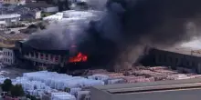 Incendio in un capannone nel Vicentino, le immagini dal drone