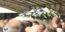 Operaio morto al Colosseo, folla ai funerali. Il grido del vescovo: "Il lavoro dia vita e non morte"