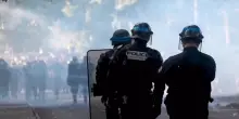 Scontri, fiamme, barricate: studenti in piazza in Francia