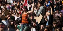 Parigi e le banlieue in fiamme: la rabbia degli studenti travolge la Francia