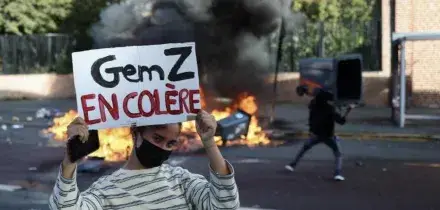 Francia: scontri studenti-polizia, feriti presidi e agenti. Riunione d'emergenza del governo