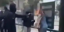 Gli scontri in Francia, il momento in cui un 15enne tenta di ustionare una donna a Marsiglia (VIDEO)