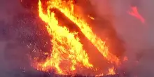 California, il Bouquet Fire divampa: le immagini aeree dell'incendio