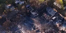 Incendio in un camping a Peschiera del Garda, il drone mostra bungalow e auto distrutti