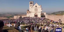 San Francesco, ad Assisi in 25mila. L'omelia di Zuppi: "In un mondo che brucia nessuno &egrave; perduto"