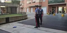 Tenta di uccidere compagna, lei scappa dai vicini con la bimba e si salva