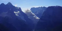 Cortina d'Ampezzo, il momento in cui un grosso costone di roccia si stacca dalla Tofana