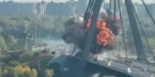 Kiev, drone russo colpisce il Ponte Nord: esplosione e fumo sul Dnipro