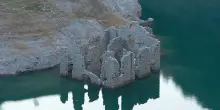 I ruderi della vecchia dogana riemergono dal lago di Valvestino