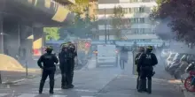 La protesta degli studenti a Parigi: in fiamme il portone di un liceo, sassaiola contro gli agenti