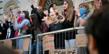 Francia, continuano incidenti e violenze: donna perde un occhio per un sasso lanciato da un ragazzo