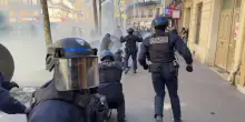 La protesta degli studenti in Francia, a Parigi vetrine dei negozi prese d'assalto dai manifestanti