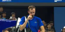 L'attimo in cui Medvedev scaglia la pallina in tribuna e colpisce uno spettatore, squalificato