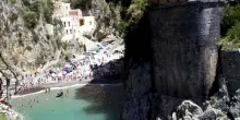 Si tuffa dal fiordo di Furore, turista americano finisce in ospedale