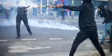 La protesta dei liceali francesi, scontri a Parigi: tafferugli con la polizia e lancio di fumogeni